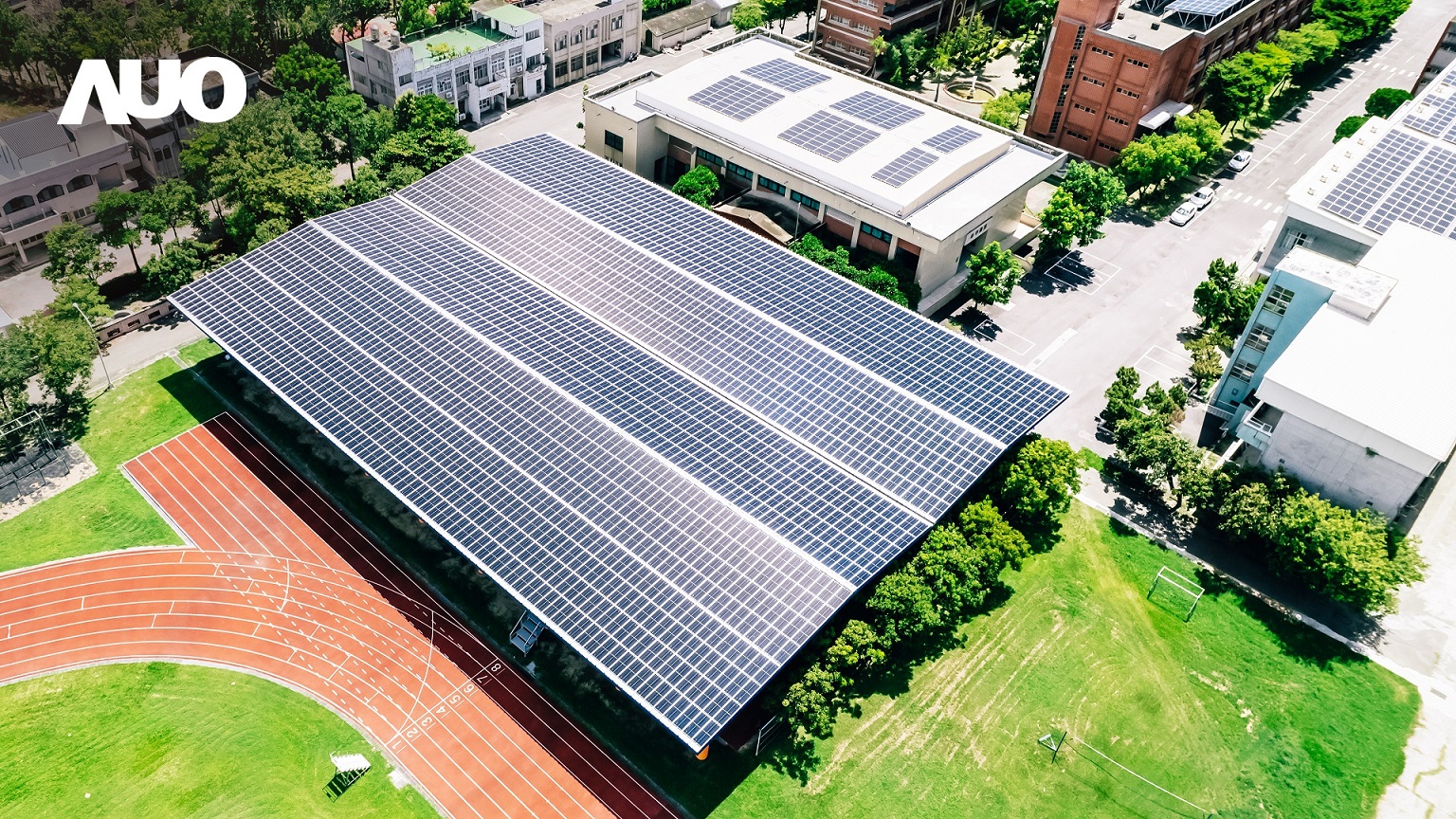 友達SunSteel光電整合型浪板具備快速安裝、輕量化優勢，可提升15%發電效能，通過國際IEC與國內VPC認證安全、防漏、耐候標準
