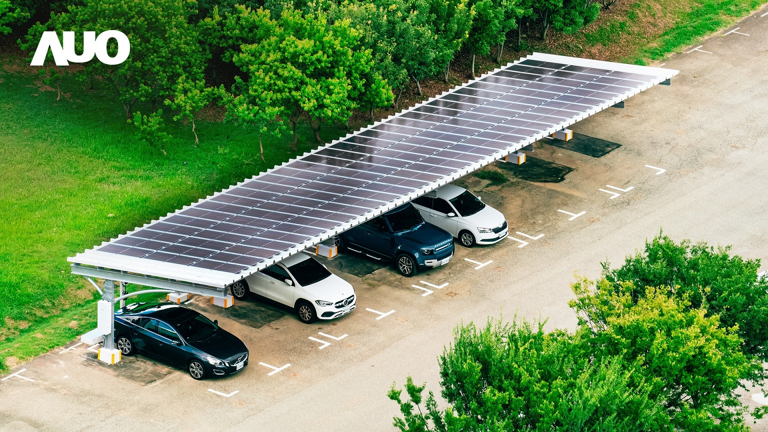 友達SunSteel光電整合型浪板具備快速安裝、輕量化優勢，可提升15%發電效能，通過國際IEC與國內VPC認證安全、防漏、耐候標準