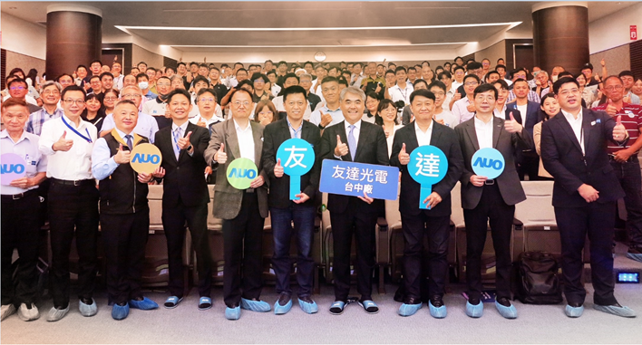 友達以太陽能解決方案領航者，跨足建築領域，4日在台中廠區舉辦「光電建築一體化研討會」，邀請產業先驅共同推動綠化，打造新一代智慧綠建築。